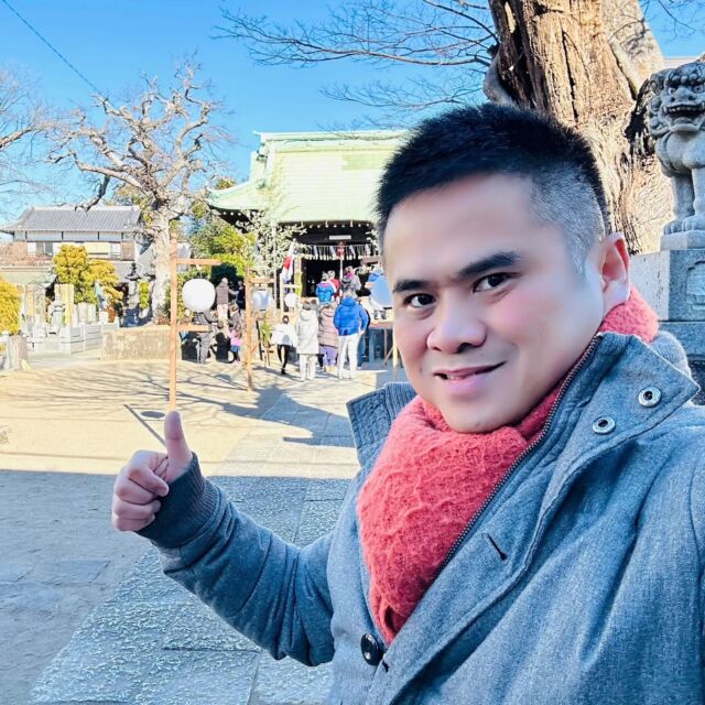 【よろしく2025年✨😃】
皆さま新年あけましておめでとうございます🌅🎍😊
　
本年もどうぞよろしくお願いいたします❗️😌
　
今年の抱負は大晦日投稿でガッツリ書いた通りですので改めては書きませんが、元旦は恒例となっている2つの神社に初詣に行って参りました✨⛩️
　
僕を守ってくれている守護神や、惹き合っている神社を鑑定して下さる先生のお教えに基づく神社や、現在の居住地の氏神様などを回り、またいわゆる二礼二拍手一礼ではない、本当の参拝形式を教えて下さる先生のお教えに従って参拝するようになってから、「そんなの気のせいだ」と思われる方は思って下さってよいのですが(笑)、神社に参拝する度になぜか明らかに本殿から僕に向かってかなりの強風が吹いてくることが多くなりました🎶😁
　
歓迎の証と言って下さる方もいるのですが、僕自身はそちらの分野にそこまで明るくないので、本当のところは分かりません✨😅
　
ただ、参拝後にとても清々しい気持ちになるのは間違いないことなので、よきことをしているのだと認識して続けております😊。
　
そして今年も昨年に引き続きおみくじは大吉❗️🥹
　
「目上の方からの思いがけない引き立てにより、心のままに調う」とのこと😃。
　
まあもちろん僕自身、常に目上の方たちには敬意と適度な親しみの気持ちを以て接しておりますが、そういった日頃の行いが結実していくんでしょうかね✨😌
　
もちろん実際にはそのようなことが起きてみなければ分からないことですが、とにかくこれまで通り丁寧に人と接することを心掛けていれば自ずと道は拓けるのだ、と解釈し、本年も精進を重ねていきたいと思います❗️😊