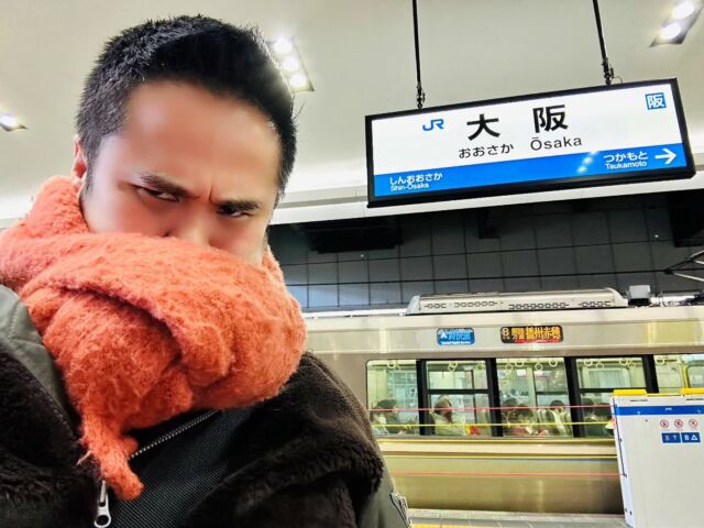 【4日～5日大阪でーす✨😃】
ストーリーズにもアップしましたが、活動5年半でコミュニティ活動を通じて得た人との信頼関係を資本に事業を6つに増やし、事業規模を10倍にされたユーワードの「最強アニキ」へのご挨拶&僕自身の決意表明を主目的に、この週末大阪にお邪魔させて頂きます❗️😊
　
5日の朝のみ、もう１人の「最強アニキ」にお会いするため京都に出向くのですが、4日の夕方以降お会いすることになっている旧知の友人以外のアポイントはまだ比較的空きがあり、せっかく行くのだから有効に時間を使いたいなー🎶と考えております🥹。
　
ユーワードのコミュニティメイトであるか否かは全く問いませんので、もし大阪で何となくお時間取れそうな方は昼夜も問いません(笑)☺️。
　
ぜひDMやLINEなどでご連絡下さいねーーー🎶😁
　
むしろユーワードのツワモノ諸氏には僕からコンタクト取らせて頂きますが✨😆
　
思い切り楽しく、中身の濃いお話が出来ますようにー💕☺️
　
あ、ちなみに写真の表情は内容とは全く関係ありませーん✨なんでこんな顔で撮ったんだろ(笑)😅