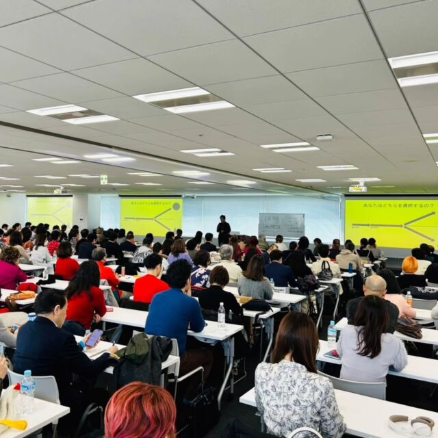 【愛と調和の「青の人」として生きる💙】
地域活性化&相互応援コミュニティ「ユーワード」東京説明会は、またまたド平日の真っ昼間にたくさんの人たちが大集結❗️☺️
　
思えばちょうど1年前からが本格的な関東展開だったなーと感慨深く思いながら、今回はボランティアスタッフとして運営にも携わらせて頂きましたー✨😃
　
今回の講師は岡山より「レムリアの雫」藤原代表🎶
　
「支配と戦い(自利と欲望)」の弥生時代を経て、現代は「愛と調和(利他と貢献)」の縄文時代への回帰が求められている。
　
そして「赤の人(弥生人的)」ではなく「青の人(縄文人的)」が集っているのがユーワード💙☺️
　
冒頭のこのお話が僕個人的にはメチャクチャ刺さりまして🥹、肚落ちし感銘を受けまくってしまったのでした✨
　
受けた恩は返すだけでなく、次に贈る。それを肌感覚で分かっている人たちが本当に多いコミュニティ🎶
　
約8割が女性ですが、決して男性も肩身が狭かったりはしません(笑)😂
　
今年は大阪生まれのユーワード10周年。記念のキャンペーンもえげつない内容です🌟
　
最近は、共通の価値観を持ち、信頼感を醸成したコミュニティメイト同士で地域や系列を超えた新事業の立ち上げなども活発になってきました✨まさにコミュニティの先にあるベネフィット。

本業が伸び、さらに新たな本業が創出される場所。
　
もっともっと相互応援による地域活性化の輪を全国に広げていこう❗️💪😁
　
微力ながらこれからも牽引役としてさらに成長することを誓う僕なのでありました🔥

さあ来週は半年に1度の神戸1day全国大会❗️😃
　
前夜祭含め超楽しみだなー🎶
お会いできる全国のコミュニティメイトの皆さん、今回もよろしくお願いしまーす✨😉