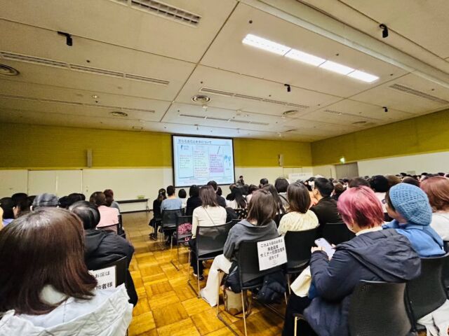 【今や旧知の方との再会の場所へ✨】
先日は毎月恒例、地域活性化&相互応援コミュニティ『ユーワード』東京事業説明セミナー&グループ交流会でしたー🎶😃
　
今回も運営スタッフとして参加❗️
　
そして今回の講師はまさに、僕のユーワードにおける旧知の心友との再会の象徴的人物である名古屋のさわやか澤山武ちゃん❗️🥹
　
今回もキレッキレのパーティートークで、平日真っ昼間から集結した350名の参加者に向けて、熱く語ってくれました🎶😉
　
ここ最近特に多くなってきましたが、事業家・起業家・施術家・演奏家・飲食店オーナー・トレーナー・プロレスラー・自前のコミュニティオーナーなどなど、本当に様々な分野で活躍されている友人知人が、僕の知らないところでも次々とコミュニティメイトになってくれていて、ユーワードのイベントで再会出来るケースが急増していて嬉しい限りです💕😄

今後、このような機会はもっともっと増えていきますね🎶ユーワードがそれだけのコミュニティに育ってきました✨😄
　
グループの交流会では、みっちょんがタイのマカ族の村で買ってきた民族衣装の帽子をお借りしてご満悦😆(笑)
　
夏に向けてまた色々と、コミュニティメイト同士の協業による高シナジーなジョイントビジネスが多数産まれそうな気配✨😉

3月も楽しみまーす🎶😃