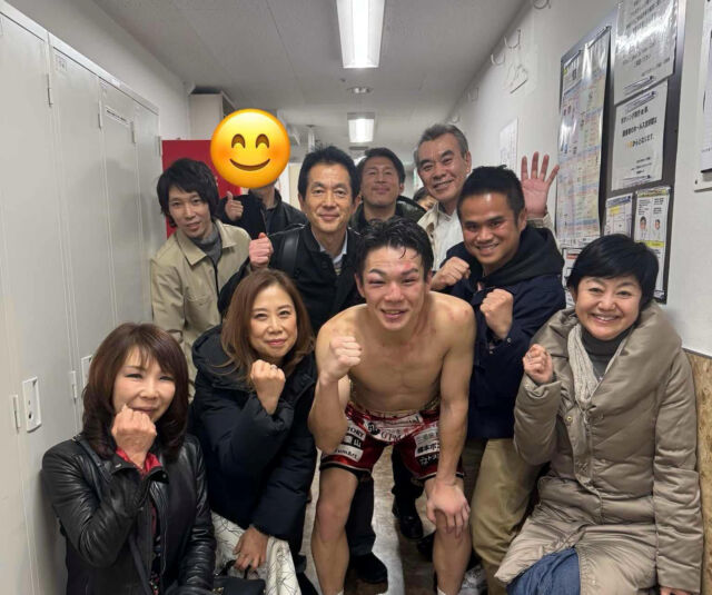 【凄絶な防衛成功✨🥊】
少し経ちましたがストーリーズで投稿の通り、3/1は応援している友人プロボクサー・日本スーパーライト級チャンピオン李健太選手(@leegonte39 )の2度目の防衛戦の応援へ🔥
　
早々にチケット完売と聞いていたので観戦諦めていたのですが、いつもチケットをご手配下さる三浦先生が少しお持ちとのことで無事にプラチナチケットが手に入り、後楽園ホールのメインイベントへいざ出陣❗
　
国内ではなかなか挑戦してくれる選手が現れず、ようやく決まった2度目の防衛戦は、昨年ゴンテが当時の最強王者・藤田炎村選手から見事王座を勝ち獲ったチャンピオンカーニバル。
　
そして今回の挑戦者は無類の強さで挑戦者決定トーナメントを勝ち進み、全て無敗の選手に圧倒的な強さで3連勝して勢いに乗り、今回の無敗同士のタイトルマッチに駒を進めた渡来美響選手。
　
まさにこれまでにゴンテが闘ってきた中でも最強クラスの実力者で、この一戦に勝った方が間違いなく世界戦線に名乗りを上げていくであろうという日本ボクシング界が一心に注目していた一戦でした✨
　
これまでのゴンテと言えば、あの当時東洋太平洋1位だった剛腕王者・藤田炎村選手を相手にですら、まともにパンチを当てさせないほどの圧倒的なディフェンススキルで、ダメージも最小限度に技術で凌駕し、危なげなく勝利を収めている印象でした。
　
・・・しかし今回は本当に応援している僕らも脅威を感じていた最強挑戦者。スーパーライト級としては規格外の長身で非常に長いリーチを誇るゴンテとの距離を一瞬で無にしてしまうほどの踏み込みのスピードと切れ味鋭いパンチで、あのゴンテが序盤から追い込まれるという目を疑うような試合展開に息を吞みました。
　
そして早々に奪われた1回目のダウン。しかしここでゴンテからは思わず笑みがこぼれるほどの軽いダメージでのダウンで済んだことが、気を引き締め、また腹を括りアウトボクシングから真っ向勝負の打ち合いに挑む方針に切り替えることに繋がり、活路を見出せたのかもしれません✨
　
そこからは白熱の乱打戦に。過去に観たこともないほど打ち込まれ、形が変わっていくゴンテの顔😭
　
しかしそれとは相反して、衰えるどころかますます氣力漲り、挑戦者に優るとも劣らない圧力で押し返し、2度のダウンを見事に奪い去って負傷判定を逆転の3-0で勝ち切ったゴンテの底力に、こうした削り合いでも負けない心身の強さを感じ、メチャクチャ痺れる大勝利となりました♪
　
・・・動画の僕の声がうるさかったり、防衛決定に裏返ったりしてますが、そこはもう現地で生観戦していた、友の勝利を喜ぶ人間の興奮度合いということでお許し頂けましたら幸いです(笑)😆
　
試合後は三浦先生が控室に案内して下さり、激闘直後で疲労もダメージも大変な状況なのに、会心の笑顔で迎えてくれたゴンテと応援団の皆さんと一緒に記念の１枚。
　
さあこの最強のチャレンジャーを退けられたなら・・・ここからは次のステージへのチャレンジに期待❗
　
これから僕自身の都合で会場観戦が少し難しくなるかもしれないんだけど、これからのゴンテの世界に向けた挑戦を引き続き応援していきたいと思います🔥
　
改めて、ゴンテ見事な防衛本当におめでとう✨まだまだ夢を見せておくれ‼️