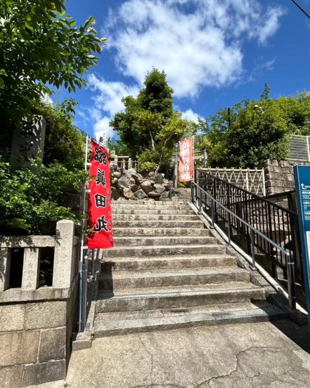 【鎮め、調えるとき。】
千葉時代は概ね、毎月1日と15日に主に心のリセットのためにルーティン化させていた神社巡り✨😌
　
大阪に来てから余裕がなく、2カ月近く全く何もしていなかったんだけど、ようやく色んなことに慣れてきたので先日、久々にのんびり出来た休日に自宅近隣の神社を調べて御参りに行ってきました🎶😃
　
まずは最寄りで自宅から徒歩7～8分の場所にある三光神社✨☺️
　
かの真田幸村公が武勇を轟かせた「真田丸」の跡地に鎮座する大阪七福神のひとつ🎶⛩️
　
そして少し電車に揺られ、僕の守護神とされる事代主神(恵比寿様・大阪風に言えばえべっさん)を祀る、やはり大阪七福神の一つ今宮戎(いまみやえびす)神社へ✨⛩️
　
とにかくただ忙しさに身を委ねたままにしていると、特に身体以上に心が荒んでいってしまい、穏やかさや平常心を失ってあらゆるものや人に優しく出来なくなってしまいがちなのが僕なので、しばらくそんなことすら考える余裕もなく突っ走っていた自分を癒すための1日を過ごしたのでした🎶☺️
　
久々の忘れかけていた感覚。
　
気のせいではなく、いつも自分自身の波長に合うと感じられる神社に向かっているときには、なぜか猛烈な風が神社のある方角から僕に向かって吹き付けてきて、本殿近くまで行くと本殿の中からの風に心と身体が包まれているような感覚を覚えます😌。
　
今回はこの二つの神社双方からそのような感覚を得ることが出来、朝の清冽な境内の空気に心洗われた想いでした✨😃
　
僕はいわゆるスピ系というわけではないですし、正直その方面に特別明るいわけでもないのですが、節目節目での自身をリセットするためのルーティンはとても大事にしているので、これからも以前と同様半月に1回はこういう時間を設けていけるよう努めたいと思います💕
　
あーなんかスッキリした✨😄

#三光神社 #今宮戎神社 #なにわ七福神めぐり #大阪七福神 #神社参拝 #心の平穏