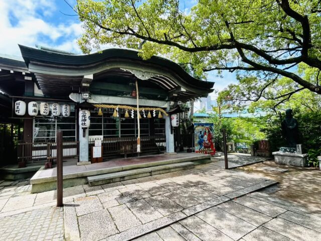 【徒歩制覇❗️なにわ七福神✨☺️】
※本来の順番では「ぐんぐんグンマルシェ」の投稿を先にしたかったんですが、全体写真まだ入手できていないので保留中になりまーす💦

ここのところ、脳内がザワザワとノイズだらけになっていたこともあり、今日はとにかく無心になれる過ごし方がないかなー、と考えてみることにしました✨
　
結果、15日参りの日でもあるし、幸運にも梅雨の晴れ間が広がってくれたことから「ここしかねーだろ❗️」と思い、大阪に来てからいつかはやってみたいと思っていた、完全徒歩による「なにわ七福神巡り」を敢行‼️😃
　
先日も投稿した我が家最寄りのお馴染み三光神社(寿老神)から始まり、寶満寺大乗坊(毘沙門天)、長久寺(福禄寿)、法案寺(弁財天)、大国主神社(大黒天)、今宮戎神社(恵比寿天)、四天王寺(布袋尊)という各寺社(カッコ内が祀られている七福神)を巡るもので、それぞれの距離が概ね1.5～2kmくらいの距離にあるため、今日は炎天下の中、トータルでは12kmくらいは汗だくで歩いたことに💦
　
記録として写真には残したものの、可能な限り頭の中を空っぽにして無心で歩くことを意識していたが故に、また歩き進めるごとに疲労が蓄積していったため全然表情管理が出来ず(笑)😅、ほぼ全ての写真が僕にしては驚くほど無表情な飄々としたものになったことを深くお詫びいたします😎。
　
ただ僕個人としては、淡々と心身を鎮める時間が必要だなーと感じていたので、その意味では本当に有意義な時間を過ごすことが出来たと思います✨☺️
　
途中通り道に、七福神とは関係ないものの非常に荘厳で立派な生國魂神社(難波大社)を通りかかったので、せっかくだからとそちらにも立ち寄りました🎶
　
最後の締めが四天王寺だったのもよかったです😃。
　
初めて訪れましたが、聖徳太子が建立した、言わば宗派を問わない日本仏教最古の総本山的で広大なお寺。
　
さながら気分は、玄奘三蔵法師との長い旅の末、ありがたい経典を頂けるという天竺に辿り着いた孫悟空みたいな感じ🐵(笑)。
　
さすがに着いてから一通り回るほどの氣力はありませんでしたが、同じお寺の境内のほど近くに空海と親鸞の立像があるというのも、宗派を問わない仏教の聖地ならでは。
　
特に宗教にはさほど関心のない僕でも、改めてまたここだけをゆっくり時間をかけて回ってみたいなーと思わせてくれる場所でした✨
　
汗によって不足した水分は、東京在住時よりかれこれ通い始めて来年で30年になる、僕が一人で行くなら絶対にここだけという世界最強に旨い新世界の串カツ屋「きくや」さんの生ビールで補給🎶☺️
　
ここに行ったらとても有名チェーンの串カツなんて大味過ぎて食えないと思うほどの旨さです😋。
　
30年間変わらない大将の、毒を含みながらも愛あるツンデレ接客と、優しくフォローするおかみさんのバランスも絶妙です💕
　
おかげでいい形に鎮まりました✨☺️
　
俺はずっと、一貫して全くブレてないし、変わってもいないなー、ってこともしっかり思考整理出来ました。
　
明日からまた、本来の僕で日々、あるがままに生きていけそうです❗️
　
さあ‼️やったるでー🔥