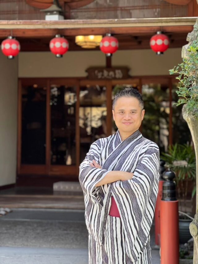 【京の夏を堪能👘川床納涼祭✨】
※後から上がってくるかもしれない公式の写真も追加できるように、Facebookの方はフォトアルバムで更新しまーす🎶☺️
　
さて先日は、ユーワードが誇る京都経営者界の名士・我らがトモくんこと小川智弘社長主催、年に一度の京都川床納涼祭に参加❗️🥹
　
去年の写真とか動画を観ていて、浴衣も着たかったし、メチャクチャ参加したいなーと思ってたんだけど、予期していなかった大阪への拠点移動により、図らずも参加が容易になってくれたことで念願だった参加が叶いました☺️。
　
会場は鴨川沿いに佇み、重要文化財にも指定されている老舗の名宿「料理旅館 鶴清(つるせ)」さん。
　
浴衣を提供して下さる「きものサロン川崎」さんには、ユーワード月会費から1ポイント=1円で100%還元されている会費ポイントの中から、毎月1,000ポイントを定期購入でこの日の浴衣購入費として積み立ててきたおかげで好みのデザインを超お得にゲット出来ちゃいましたー💕😁
　
もちろん会場の鶴清さんも、着付け師さんも、ヘア&メイクさんも全てユーワード加盟店で、日頃まるまる会費分が還元されているポイントフル活用✨
　
このイベントは会員外の方も参加可能なオープンイベントのため間で行われる会員番号1番の神谷さんによる説明会の後、やはり会員アーティストによるパフォーマンスを楽しんでおひねりポイントを投げる芸術鑑賞会を経て、いよいよ鴨川の川床で涼やかな風に頬を撫でられながらの約200人での大納涼祭🎶😆
　
老舗料理旅館の板前さんが腕によりをかけて作る絶品京懐石コースに飲み放題のお酒で、心行くまで昔ながらの京の夕涼み文化を堪能いたしました‼️🥹
　
今年は参加できなかったけど、来年は絶対一緒に参加したい❗️と思ってる人をまたしっかり誘って、来年もまた楽しく参加するぞー✨😁
　
全国の仲間たちと過ごす楽しい時間は本当にプライスレス😌。
　
ユーワードイベントの特徴は、企画から運営までの一切を、運営母体が関与することなく会員が全て行うこと✨
　
運営母体となる会社はあくまでもコミュニティー加盟店・会員が活発に相互応援し合うための会費全額ポイント還元、決済システムと会員増によるコミュニティーの価値向上に貢献しているパートナー会員への少率の御礼の仕組み提供を担うだけの、言わばプラットフォーマー🥹。
　
ここで活発に行われる交流から育まれた人間関係によって新たに生まれる新事業やジョイントベンチャーが、さらなるイノベーションを産んでいく✨😃
　
僕もその2次的価値を得て、今ここ大阪で大きな芽を葺かせようとしている1人だから、その価値を誰よりも実感しているところ🎶😉
　
さて今月は、満10周年を迎えたユーワードが、初めて会員のみの主催ではなく、運営会社との共催で開催する1Day全国大会10周年記念スペシャル‼️💪😁
　
この日のスペシャルマルシェでもたくさんポイント使って加盟店さん応援しまくるぞー(笑)😁

#ユーワード #京都 #川床 #祭り #浴衣