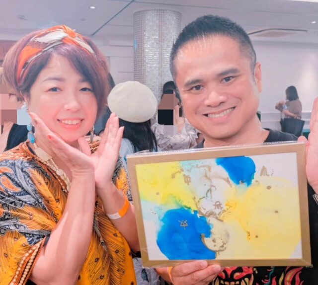 【今、覚醒のとき✨】
代表セミナー参加における重要なミッションのひとつだったのが、先日のグローバルオンラインマルシェ(月に1度、ユーワード会員以外でも参加可能な、zoomを活用して全世界から来場可能なインターネットマルシェ🎶😃)でゲットした戦利品を受け取ることでした✨☺️
　
ユーワードとの御縁を得る前から、作品を入手した人たちにことごとく御利益を授け続けており、その評判がたちまち内外に波及、今や国内外から作品提供オファーが舞い込むようになった『覚醒・開運・神社化アーティスト』青井理里嬢より、購入品のオリジナルアートを納品してもらいました🎶😃
　
今回はなんとグローバルオンラインマルシェでのプレゼン中に限定数が完売してしまうまでの超人気に‼️😳
　
彼女のアートは、創作前に注文者にしっかりとヒアリングを行って、その方が得たいものやなりたい未来を引き出し、そこに向かうその方のオーラを上(神・宇宙的存在)とのチャネリングにより光の色で下ろし、古代文字ヲシテ文字によって、実は誰かの名付けによってではなく、その方が生まれる前からDNAレベルで決まっていたとされるお名前を記したアルコールオイルアートとして実体化させるもの。
　
ヲシテ文字とは、中国から漢字が入ってきて以降、漢字から形状が形作られた「かな文字」の誕生よりも前に日本で使われていたとされる神代文字で、それぞれに読み方のある表意文字。
　
僕の名前の音のそれぞれの意味は
　
「と」:【統合】・全体を整える
「き」:元氣・氣合い・生命力
「み」:実🫒が満ち満ちて実体化
「つ」:人が集う・細胞が強化
　
ということなのだそう😳。
これはとても興味深い🎶
　
そして創作当初にここからの僕を象徴するイメージとして降りてきたという「＄」の文字のような形は、これからの財運の飛躍的な向上を示しているとのこと。そしてそれは単なる金運ということではなく、人財運の高まりによってもたらされるものなのだそう☺️。
　
「人持ちになることが己の物心両面での豊かさにも繋がっていく」
　
という、僕が昔から望んでいた理想の人生が、これから実現されていくのだそうです💕
　
仕上がった作品は「波乗り神社」として名高い網敷天満宮と須磨の海岸で祈願&お清めを受けて完成。
※完成に至るまでのいくつかのショートLiveは、直リンクが貼れるFacebookの投稿のコメント欄に置いておきますので、そちらでも繋がって下さっている方は是非ご覧になってみて下さいねー🎶😉
　
完成したアートを眺めていると、得も言われぬ清々しさと、「もっと自由に。もっと思うがままに動いていいよ。言葉を発していいよ。」と自分に許可を出してあげられるような感情を覚えます✨🥹
　
僕自身も昔からチャクラとかオーラとかものすごい興味を持っていた人間ですが、だいぶ前に波動測定器で測定すると、「慈愛」や「優しさ」を司る第4(ハート)チャクラだけが極端に開いていて、とにかく全身が緑色だけに包まれているような状態。
　
それ以外があまり開いておらずバランスが悪いと言われて来たんだけど、今の僕のオーラを可視化してくれたであろうこのアートでは、それが見事に分離したような感じ💛💙
　
でもこれはいわゆる盲目的な、根拠のないスピリチュアルではなく、カラーセラピー的な要素も採り入れられているだろうし、理里ちゃん自身はしっかりと心理学を学んだカウンセラーでもあり、元夫からの酷いDVやパワハラ・モラハラを受けて離婚、さらにがんにまで蝕まれて人生のどん底を経験したところから奇跡的な復活を遂げた人物で、転校を受け入れてくれたお子さん2人と愛知県から『國産みの島』淡路に近い兵庫県への転居までを実現させた、現実化する能力も高い腹の据わった人。
　
手にした方々の実績も確かなので、僕的にはかなり価値の高いものとして受け止めています🎶😃
　
そしてこの作品を寝室の壁に掛けて以降、以前別のお仕事で関わりがあってもう一度御縁を取り戻せたらいいなーと思っていた方たちから突然連絡が入ったり、お会いする機会を作れたりという出来事が急増中✨🥹
　
正直、驚きを隠せないレベルでもあるものの、因果応報。どんなことであっても、原因のない結果はない。
　
これはここ最近の僕の大量行動がもたらしているものであることも明らかなんだけど、見えないチカラに背中を押してもらっている感覚も確かにあるのです🥹。
　
今が『覚醒のとき』。
まずは応援に徹してきた人生が、ついにあらゆる存在から応援されるステージに移っていく。
　
そんな確信に満ちあふれています。
あとは、やるだけ。
　
与えることが得ることに繋がる人生を、思う存分突き進んで行きます🔥🔥🔥
　
『覚醒・開運・神社化オーラアート』手にしたい方はぜひ理里ちゃんまで✨😉
　
コミュニティメイトの皆さんは、加盟店ページからオールポイントでゲット出来るのでぜひー❗️😁