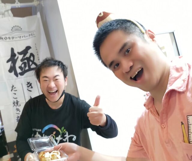 【ゲスト出演プレオファー✨☺️】
順調に進行中❗️😃
　
さてさて、11月からの放送開始に向けて、気持ちも含めてアゲまくりながら準備中🎶😁
　
パーソナリティー名Tokky-Jことワタクシ山田 時光津がインターネットラジオ「ゆめのたね放送局 @yumeno_tane 」にてお送りする予定の番組『Tokky-Jのワカフキ☆Radio!( @tokky_j_wakafuki_radio )』😉
　
放送開始直後のひとり語りの回でも色々お話ししようとは思いますが、現時点で繋がって下さっている皆さんには、コンセプトや背景など、この場で語らせておいて頂こうと思います✨😃
　
まずパーソナリティー名については、僕が所属する京都スタジオオーナーのメンター小川智弘社長からも「ただのとっきーじゃつまらんよな」というご助言を頂いておりまして😆、僕自身も現在でも関東関西を股に掛けており、また今後はさらに日本中を縦横無尽に駆け巡る活動をしていきたいですし、さらに海外に出てもこの風貌も性格も日本人と思って頂けることが少ない(笑)ことから、あえて『俺は生粋の日本人❗️』ということを前面に打ち出したいため、日本を表す「J」を追加してパーソナリティー名とすることにしました✨😉
　
そして番組名に使った造語『ワカフキ』については、"笑う門には福来る"ということわざの文節の頭文字のみをとって圧縮したもの。
　
番組のテーマとして掲げた「僕がこれまでに御縁を頂いた方たちの中で、大きな人間的魅力を感じた方たちに共通している、"過去に乗り越えた困難・苦難を、現在の成長に繋がる糧となった経験として、今や笑顔で語ることが出来ている"という点にスポットを当ててゲストとしてお迎えし、乗り越えた困難・苦難からの気付きや学びを存分に語って頂き、リスナーの皆さんにとっての生きる勇気や成長のヒントを提供していきたい。困難・苦難も笑い飛ばして乗り切れば必ず活路は見出せる❗️」という想いを番組名にも込めました🔥☺️
　
僕の番組は、もちろんゲストの皆さんを広く知ってもらい、その後に活かして頂く「御縁・応援・貢献」であるのと同時に、リスナーの皆さんや自分自身にも「御縁・応援・貢献」をもたらすものにしていきたい✨
　
ゲストをお呼び出来るのはもう少し先になるのですが、番組告知用に新たに作ったインスタアカウントでフォローさせて頂いた皆さんに、このコンセプトを添えた「いつかゲストオファーするから出演して下さいね‼️」という前振りをしたところ、共感して下さる方たちから続々と快諾のお返事が❗️🥹
　
中には、世界の頂点を極めたレジェンド級のトップアスリートや、とある業界を代表する第一人者まで、「えっ⁉️ホントに出てくれちゃいます⁉️」という方も何人も🥹。
　
本当にありがたい限りでして、今からゲストさんたちのご協力もあって、メッチャ「オラ、ワクワクがとまらねぇぞ」って番組になりそうな予感しかしません💖😆
　
こんなワクワクを持ち続けながら、放送開始までしっかりと準備していきまーす🎶😉
　
P.S.
昨日のストーリーズで使った、「ゆめのたね祭り」での尚起さんとのたこ焼き写真が左右逆のままだったので、仕切り直して再利用😅(笑)