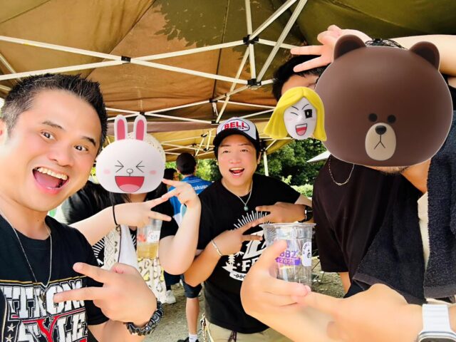 【物販同窓会✨🥹BBZ2025参加❗️】
先日、僕が10年以上前に副業として一時取り組んでいたAmazon輸出事業で、当時から個人レベルでも非常に有用に活用できる仕組化・効率化ツールを提供して下さっていた（株）カプセルZさん主催のBBQ&音楽イベント「BBZ」に参加させて頂くため、弾丸帰京しておりました✨☺️
　
僕がカプセルZさんと御縁を頂いたのは確か2013年頃で、某回転寿司大手企業にヘッドハンティング頂いてEC事業の立ち上げに関わっていた頃。
　
それまでに当時のパソコンやカメラのリユースEC最大手企業の部門責任者(現在登録商標まで取得されている「先取交換」というサービスの名付け親は僕です(笑))や、国内で初めてCMSを汎用的なレベルにまで進化させて、ITリテラシーの高い社員がいなくてもECを事業化できる企業を飛躍的に増やし、日本でインターネットでの買い物を当たり前の文化に引き上げた会社の「中の人」としてネット通販に関わってきた僕にとって、カプセルZさんが世に出していくサービスや、その圧倒的な人間力で社員やお客さまの心を鷲掴みにするフクダカズキ社長の存在は斬新かつ画期的で、仕事を遊ぶように楽しみ、遊びの中に仕事が包含される、という『遊ビジネス』という実に分かりやすくキャッチーなコンセプトは実に魅力的なものでした☺️。
　
純粋な会社員でいてはいつか立ちゆかなくなる、という危機感を覚えていた僕にとって、知識と経験に満ちていたネット通販での副業開始は必然のものでしたが、やはりB to CとC to CのECではかなり勝手が違い、当初はかなり戸惑いました。
　
しかし価格メンテナンス&出品効率化ツールとして他の追随を許さない完成度を誇っていた同社のツール「プライスター」によって、戸惑いはあっという間に払拭され、初月から当時のレートでの利益ベースで$500を超え、驚いたことを覚えています✨😁
　
手応えもあったので、拡大していきたかったのですが、様々な個人的事情が許さず😭、物販事業を大きくすることを断念した僕ではありましたが、その後もカプセルZさんへの想いが潰えることはなく、2018年まではカプセルＺさんがちょっとしたタスクをクリアした支援者向けに開催されてきた参加費無料のイベント「BBZ」に参加させて頂いておりました✨
　
その後、僕自身のチャレンジが物販とは別方向に舵を取る時期がしばらく続いたため、最後に参加したBBZは実に2018年。カズキさんから課された地道な課題をクリアし、数ある役割分担の中から『焼肉を焼き隊(Team Yakiniku Fire)』に志願することで、実に7年ぶりに参加権を勝ち得た悲願の(笑)BBZ復帰なのでありました🎶😁
　
当時お馴染みだった面々とも、ブランク期間にはほとんどお会いしておらず💦、7年～長い方だと10年ぶりくらいにお会いする方も✨
　
まさに僕にとっては同窓会と位置づけるに相応しい場所☺️
　
BBQタイムではビールやホッピーを片手にお役目を果たすべくプルコギや松坂牛100%ハンバーグ、カルビにミノ、締めの焼きそばなどを焼きまくりつつ、スポンサーの皆さんの出資と、プロ料理人と言える皆さんの調理による本場のシュラスコ(作るは日本シュラスコ協会会長さん❗️)やのどぐろの幽庵焼きといった、ここ以外のBBQでは絶対にお目にかかれない豪華絶品料理に舌鼓をポポポンと打ちまくったのでありました✨😋
　
BBQ後は海側の公園に移り、しっかりアンプも繋げた楽器を手にしたバンドの皆さんが演奏する中での歌会タイム🎶
　
ワタクシめも久々にバンドで1曲を歌わせて頂き、次々に繰り出される名曲たちを皆さんと一緒に大合唱🎸
　
楽しい1日はあっという間に終わりを迎えたのでありました🥹。
　
久々にお会いした皆さん自体は驚くほど変わらっておらず(まあたぶん僕自身もだけど😁)、連れてきているお子さんたちだけが恐ろしく大きく成長していた感じ(笑)🤣
　
改めて、この場を提供して下さったカズキさんとカプセルZスタッフの皆さん、スポンサーや参加者の皆さんに心から感謝です🎶☺️
　
また同窓会で皆さんに相まみえる時が来ますように。
　
ありがとうございました‼️😌