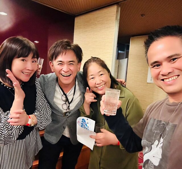 【尊き「在り方」🥹】
月に一度の本当に尊き『在り方』の学びの場へ✨😉
　
僕個人的に、今回の主役は間違いなく由美子さん (　@herbclub8802 )。
　
導いてくれる方を信じて、表には見えないところでどれだけの苦難があっても、諦めずに継続する力がどれだけ大きなものなのか。身を以て僕らに示してくれました☺️。
　
ご本人も、支えた側も涙涙の9年越しの勲章✨😃
胸が熱くなる勇気をたくさんもらいました🔥
　
今回の写真はたけちゃん (@sawayama.takehiro )率多め(笑)(コミュニティ内部的には「さわちゃん」)
　
この輪の中で再会出来た御縁には、僕的にはよほどの意味があるって解釈してる✨😊
　
もっともっと、期待に応えなくてはならない人がどんどん増えていく💖本当にありがたい環境です。
　
ますます、御縁深き人たちの人生の豊かさに貢献していける存在に。
　
それこそが僕のこれからの最大のミッションです🔥
　
#自利利他 #ユーワード #ユーワー道 #あなたとあなたの言葉が世界をよりよくする #相互応援コミュニティ